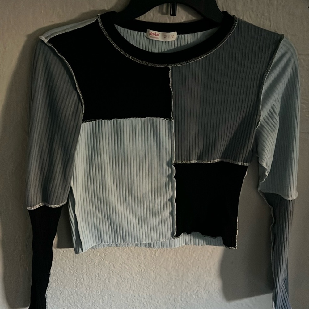 i’m selling this cute crop top perfect for cold weather!